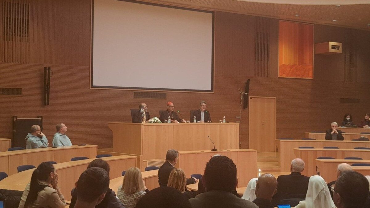 Fernández: “Mater Populi Fidelis” é um sinal de cuidado pela fé do povo de Deus