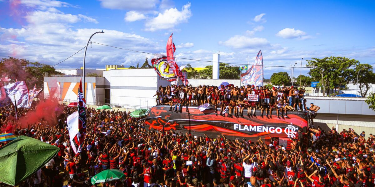 Flamengo embarca para final da Libertadores com festa da torcida