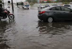Frente fria derruba árvores e causa alagamentos no Rio de Janeiro
