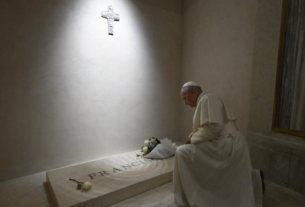 Leão XIV em oração no túmulo do Papa Francisco