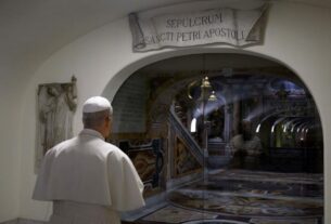 Leão XIV reza pelos Pontífices falecidos na Cripta Vaticana