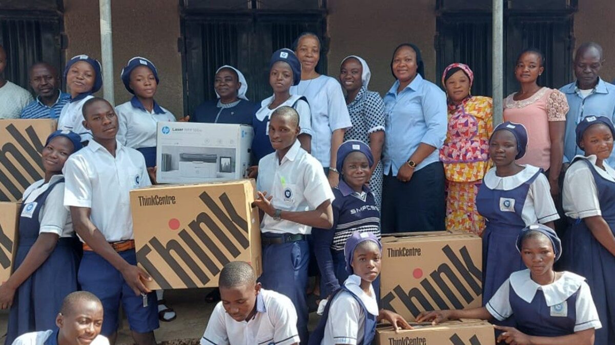 Nigéria: Bispo e religiosas pedem orações pelos alunos raptados