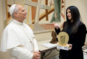 O Papa encontra Laura Pausini, que lhe presenteia uma canção inédita inspirada em São Francisco