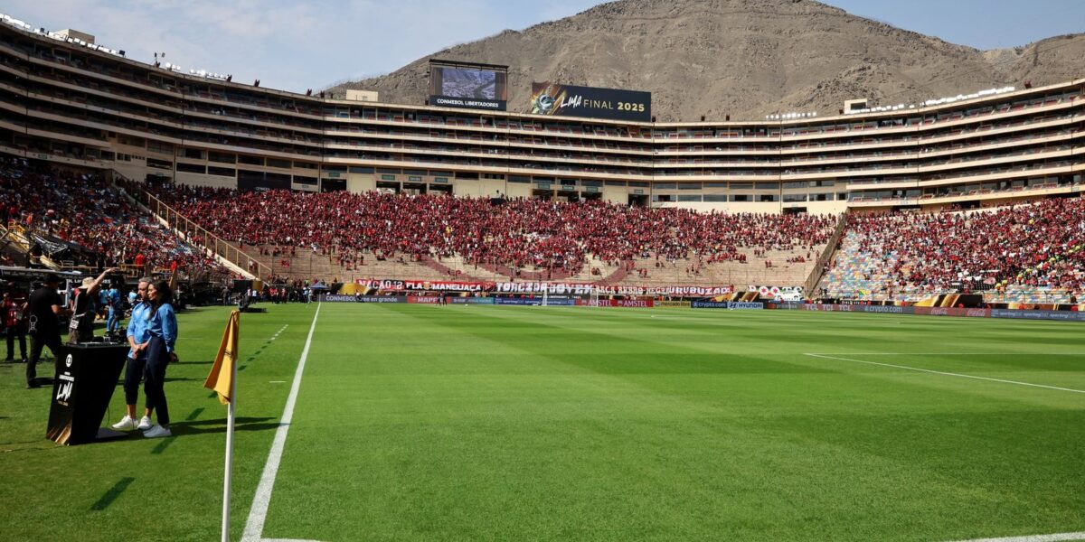 Ônibus atrasa e final da Libertadores começará às 18h15 (de Brasília)