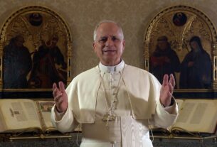 Papa: a identidade cristã é fundamento da missão educativa