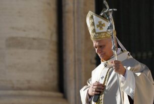 Papa: "Em Cristo, nos tornamos cantores da graça"