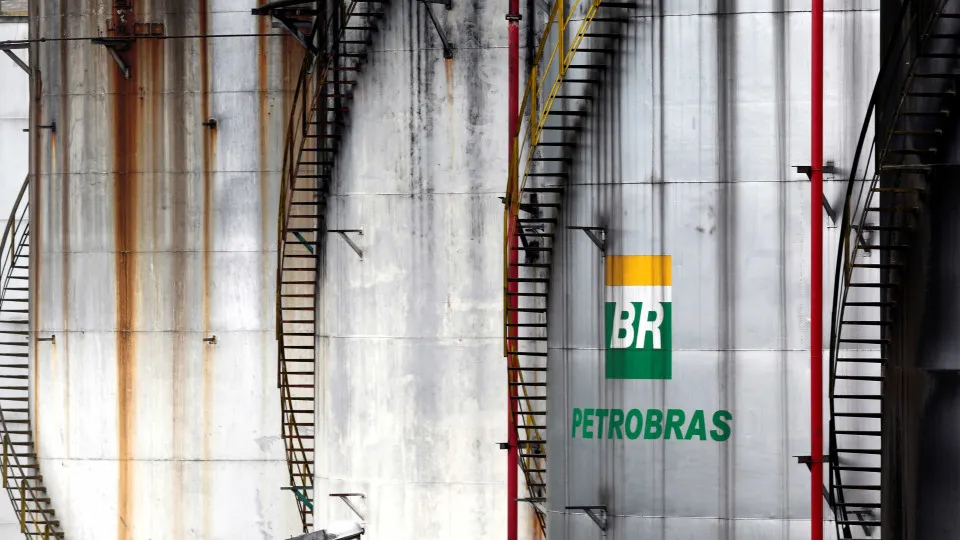 Petrobras aprova plano de demissão voluntária para até 1,1 mil pessoas
