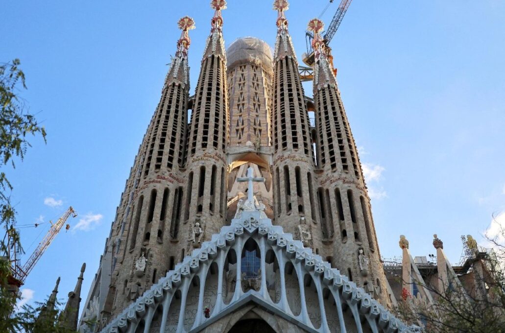 Posicionado primeiro elemento da Cruz na torre de Jesus Cristo