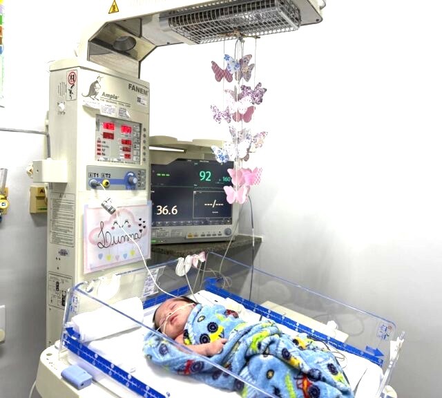 HEMNSL desenvolve ação especial para estimulação visual de recém-nascido