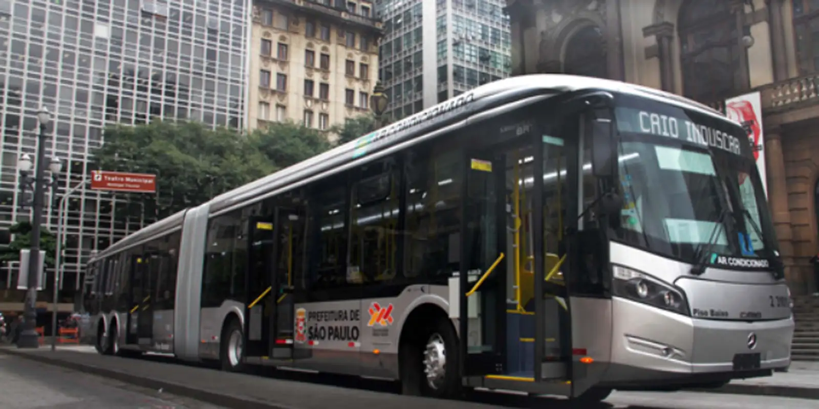Sem receber 13º salário, motoristas de ônibus de SP entram em greve