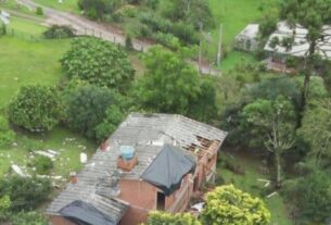 Tornado destelha escola e residências no Rio Grande do Sul