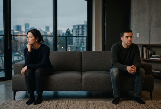 Quando o Amor Esfria: 8 Sinais de Que o Relacionamento Está Mudando e Como Agir
