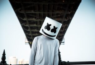 O Balde de Marshmallow no Palco Mundo: O Que o Fenômeno Enigmático do DJ Mascarado Revela Sobre a Nova Era da Cultura Pop Global