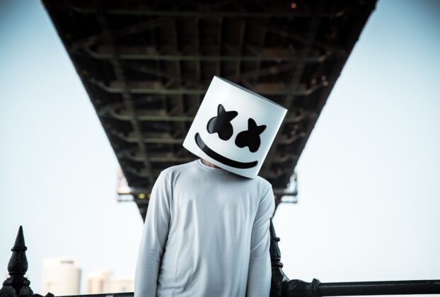 O Balde de Marshmallow no Palco Mundo: O Que o Fenômeno Enigmático do DJ Mascarado Revela Sobre a Nova Era da Cultura Pop Global