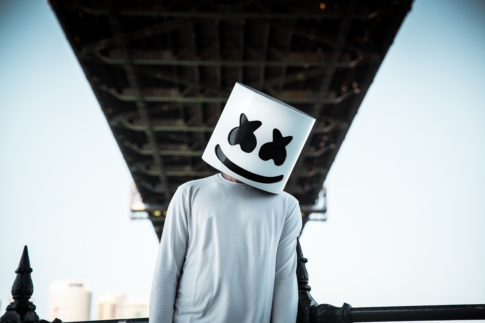 O Balde de Marshmallow no Palco Mundo: O Que o Fenômeno Enigmático do DJ Mascarado Revela Sobre a Nova Era da Cultura Pop Global