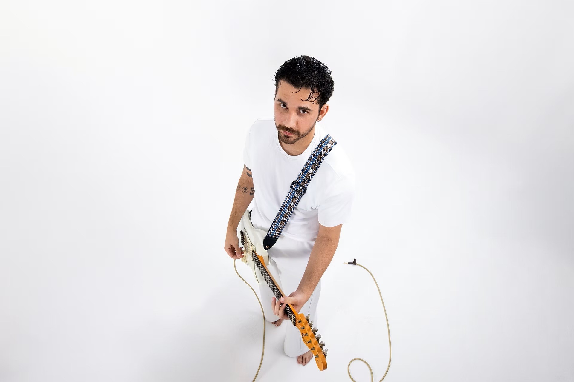 Inquieto, Gustavo Mioto incursiona no rock em disco em que tenta ir além do padrão desgastado da música sertaneja