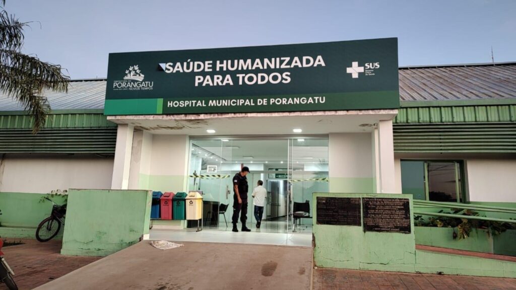 Corredor do hospital municipal em momento de silêncio e acolhimento à população de Porangatu