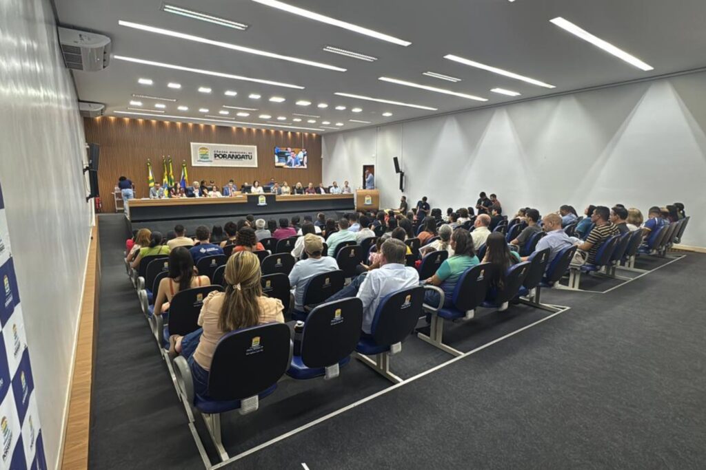 Plenário da Câmara Municipal de Porangatu durante a realização de sessão ordinária
