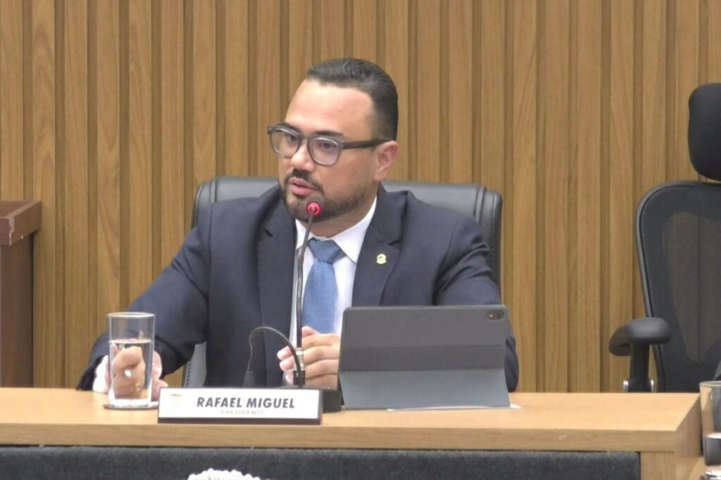 Presidente da Câmara Municipal de Porangatu discursando na tribuna sobre o Instituto Alcance