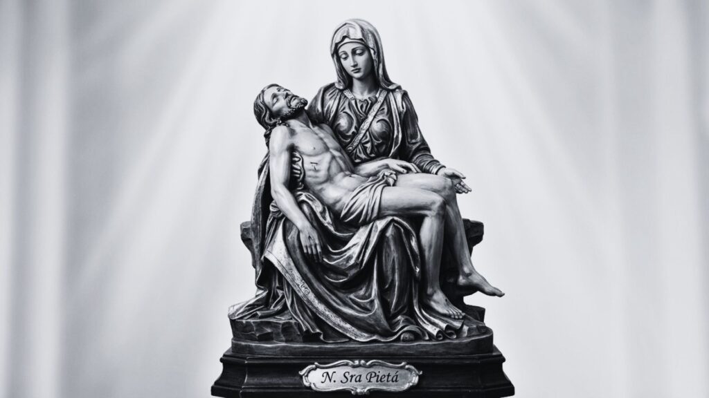 Imagem sacra centenária de Nossa Senhora da Piedade, Padroeira de Porangatu.