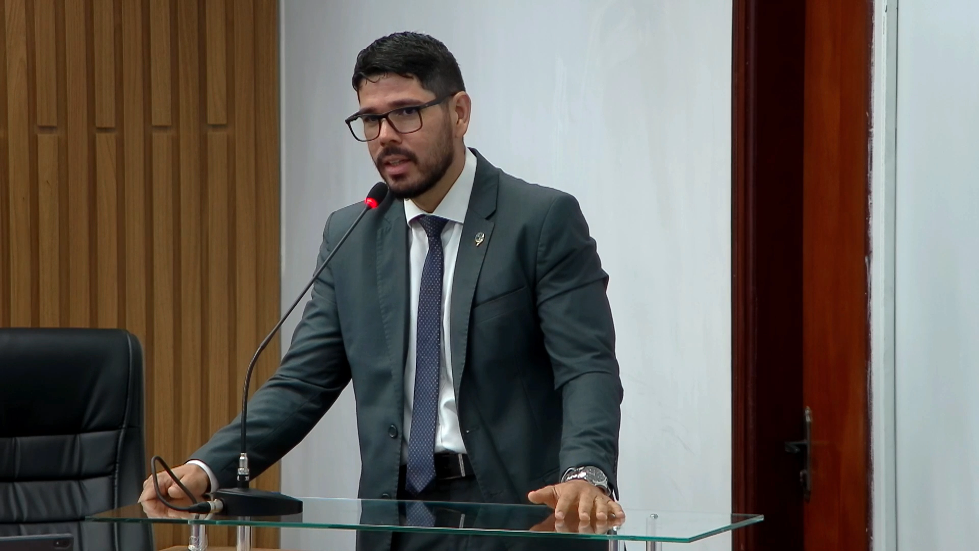 Vereador Lucas Freitas pede para apurar atrasos salariais, fornecimento e gestão do Instituto Alcance no Hospital Municipal