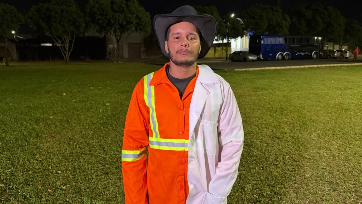 “Minha mãe foi minha força”: Gari de Goiânia enfrenta escala de 12×36, faz entregas e conquista diploma de Enfermagem “Minha mãe foi minha força”: Gari de Goiânia enfrenta escala de 12×36, faz entregas e conquista diploma de Enfermagem