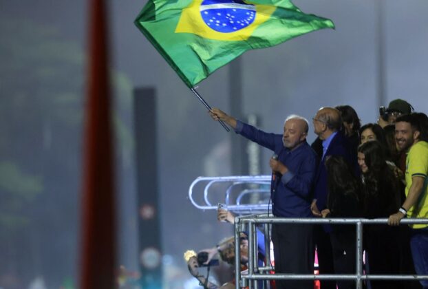 Lula é reeleito presidente com 51,79% dos votos válidos e promete governar com participação popular