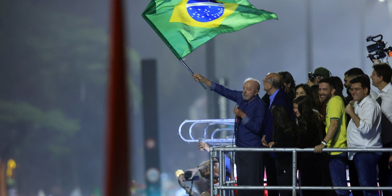Lula é reeleito presidente com 51,79% dos votos válidos e promete governar com participação popular