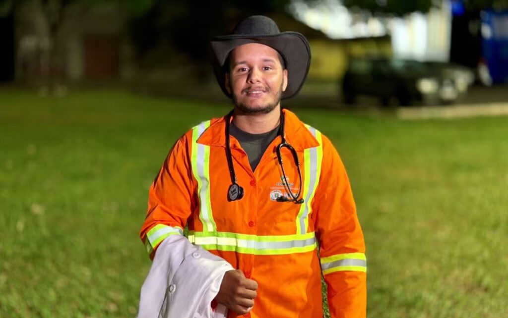 Gari da Comurg em Goiânia comemora a graduação em Enfermagem segurando seu diploma com orgulho