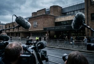 Relato de vítima em julgamento de Russell Brand lança luz sobre os limites do consentimento na cultura das celebridades