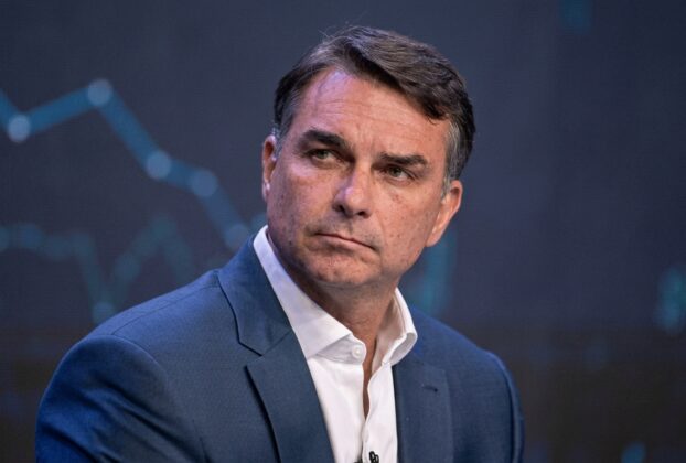 Aliados de Flávio Bolsonaro são avisados de que o senador deixou o Brasil, mas PF e governo argentino não confirmam a saída