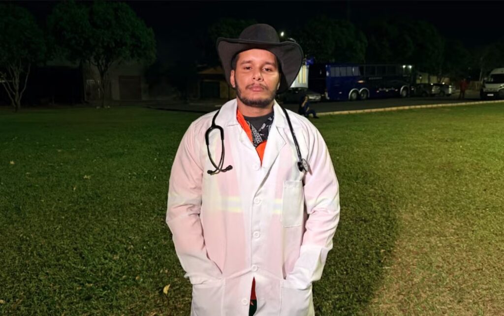Luiz Junio formado em Enfermagem posando sorridente