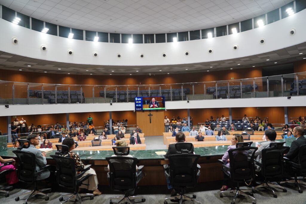 Plenário da Assembleia Legislativa de Goiás, cujo presidente assume o governo durante a licença de Daniel Vilela